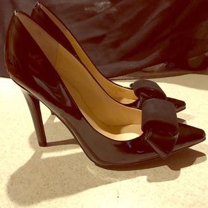 Black patent leather pump